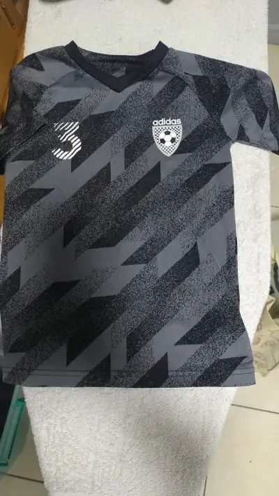 Camiseta deportiva Adidas gris con diseño moderno - miniatura 1