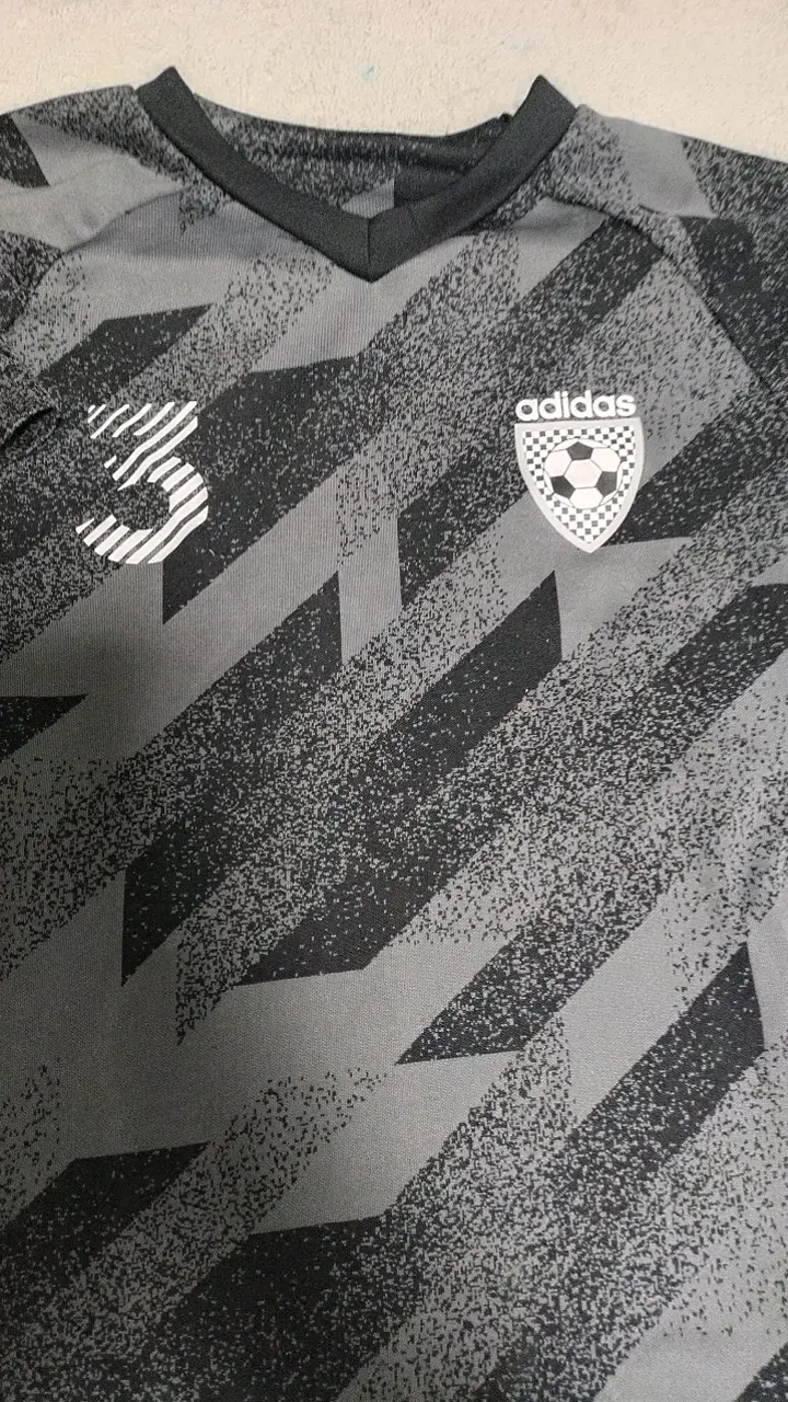 Camiseta deportiva Adidas gris con diseño moderno - 2
