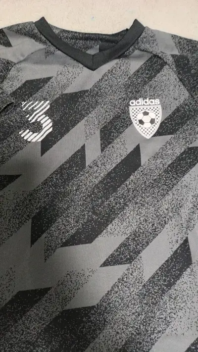 Camiseta deportiva Adidas gris con diseño moderno - miniatura 2