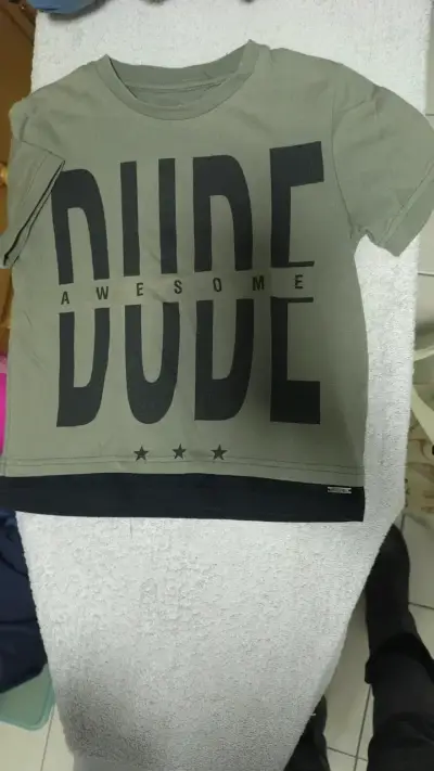 Polera verde con estampado 'Awesome Dude' para niño - miniatura 1