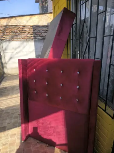 Respaldo de cama tapizado en terciopelo rojo - miniatura 1