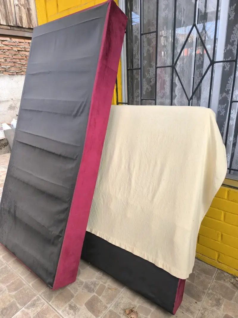 Respaldo de cama tapizado en terciopelo rojo - 2