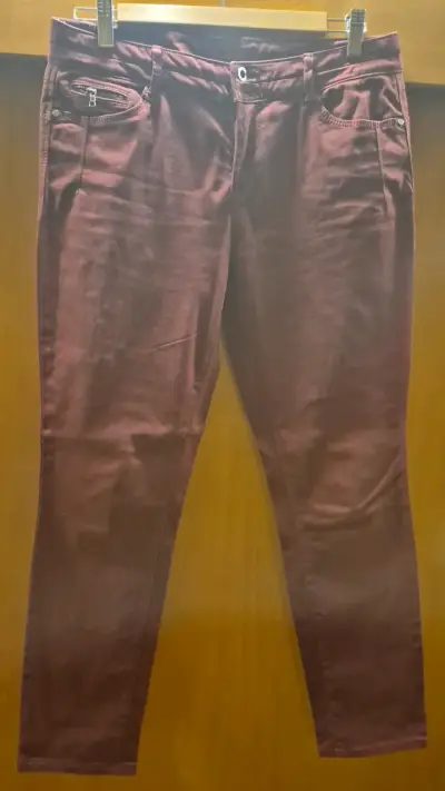 Pantalones burdeos para mujer con bolsillos - miniatura 1
