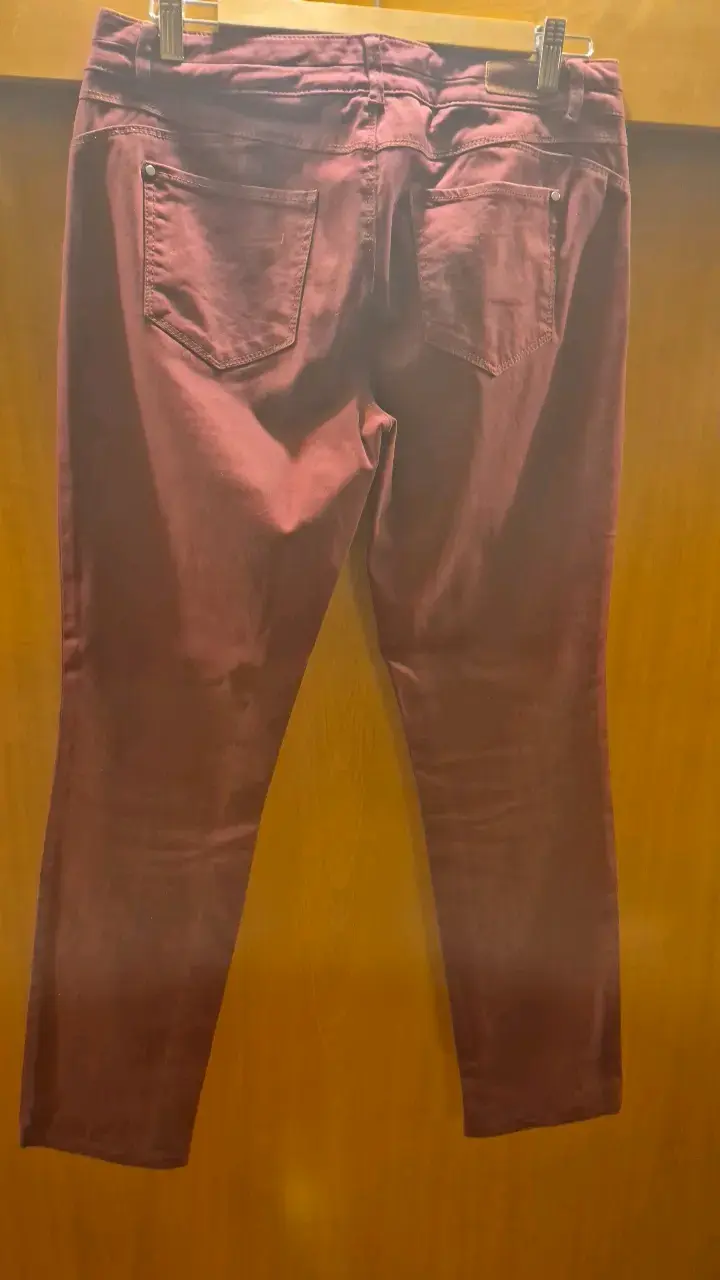Pantalones burdeos para mujer con bolsillos - 2
