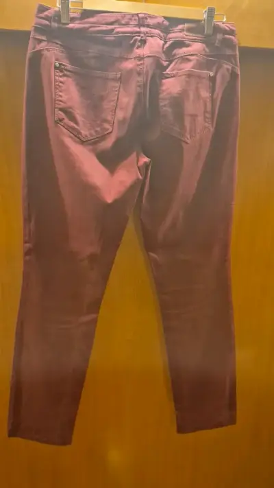 Pantalones burdeos para mujer con bolsillos - miniatura 2