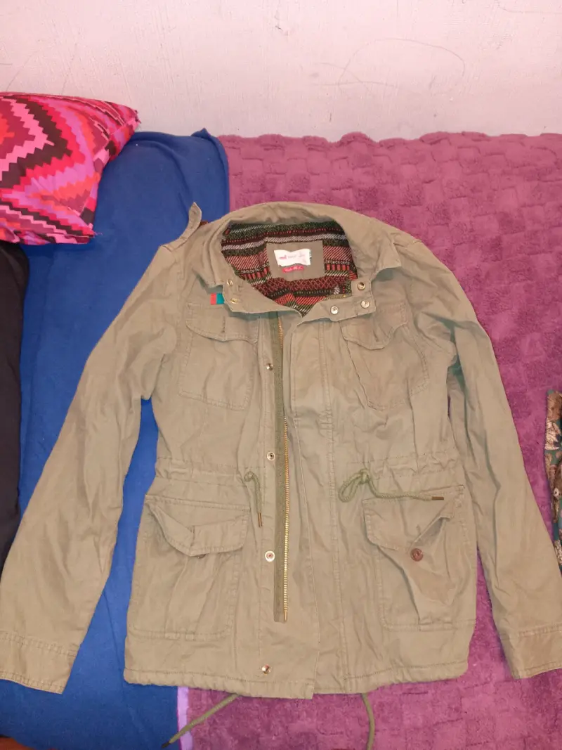 Chaqueta verde militar con capucha - 2