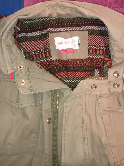 Chaqueta verde militar con capucha - miniatura 3