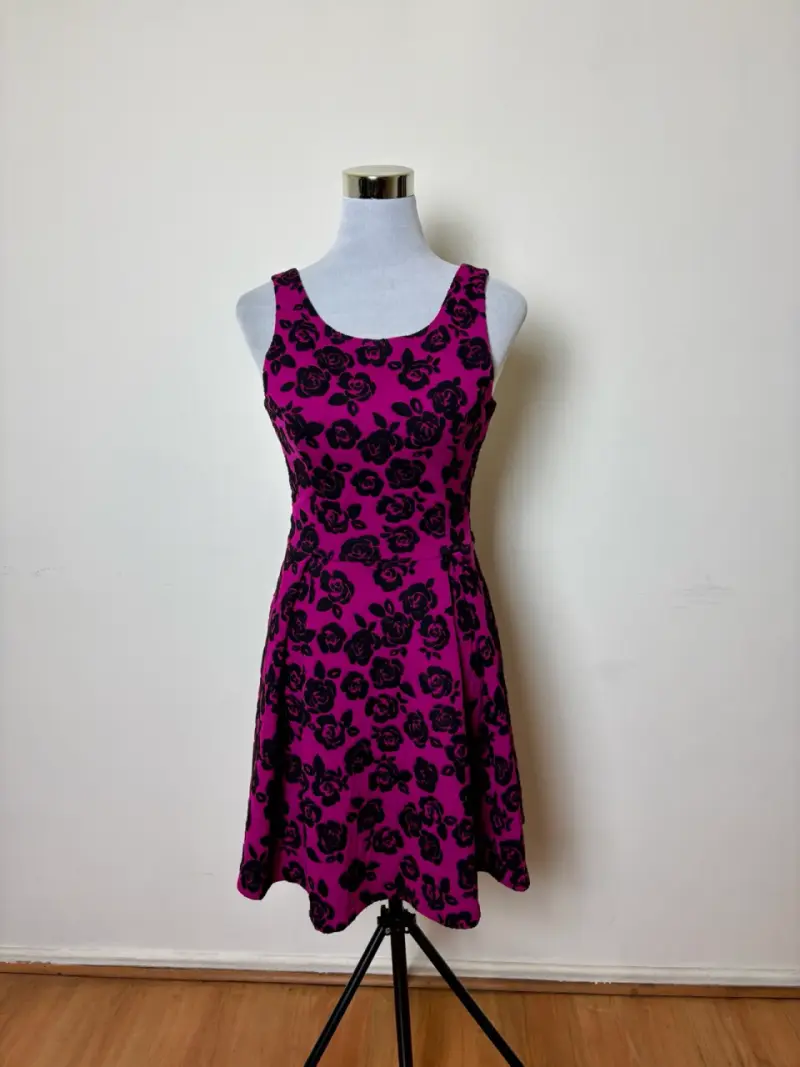 Vestido AQUA fucsia con flores negras en relieve - 2
