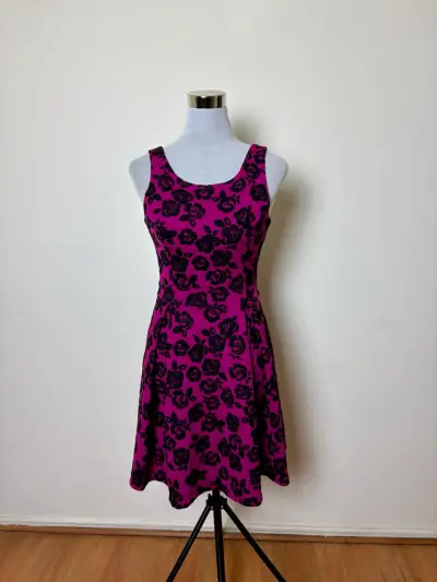 Vestido AQUA fucsia con flores negras en relieve - miniatura 2
