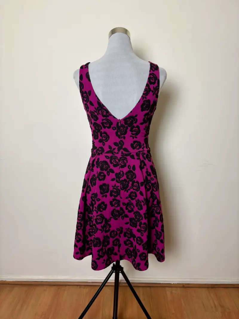 Vestido AQUA fucsia con flores negras en relieve - 3