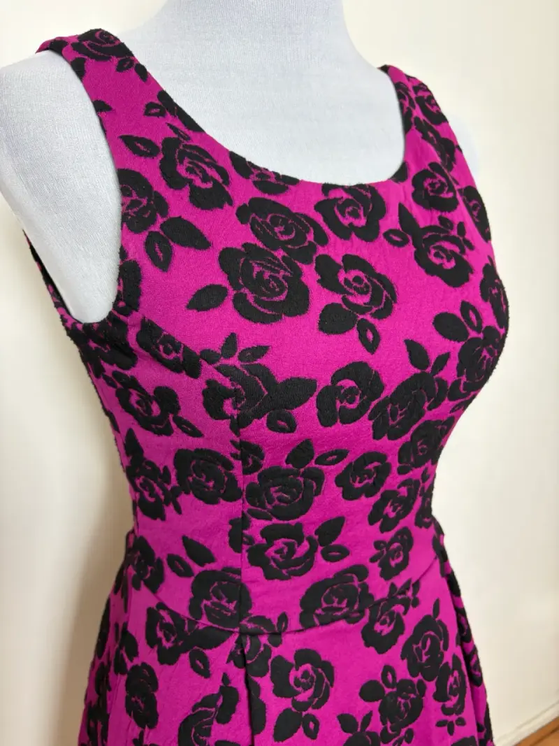 Vestido AQUA fucsia con flores negras en relieve - 4