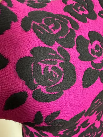 Vestido AQUA fucsia con flores negras en relieve - miniatura 5