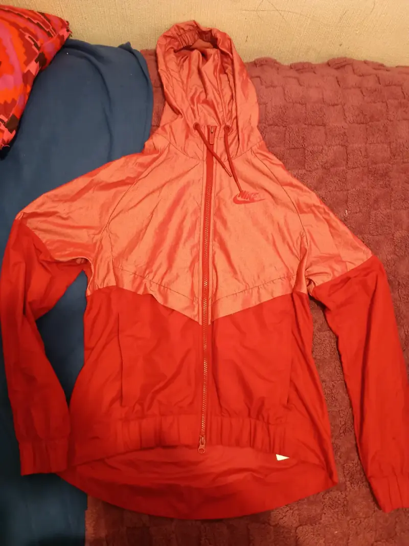 Chaqueta deportiva roja con capucha Nike - 1