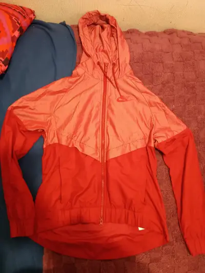 Chaqueta deportiva roja con capucha Nike - miniatura 1