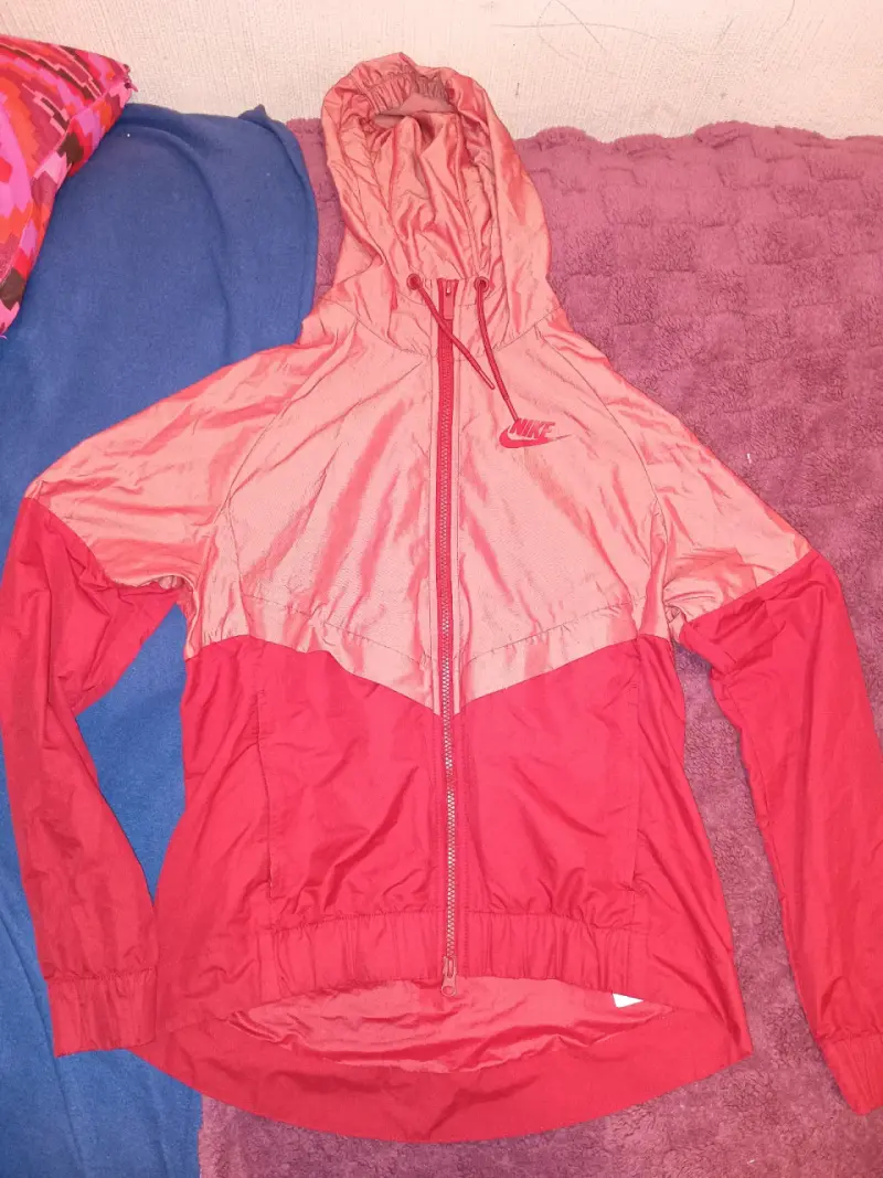 Chaqueta deportiva roja con capucha Nike - 2