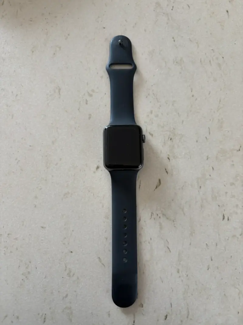 Reloj inteligente negro con correa deportiva - 1
