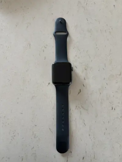 Reloj inteligente negro con correa deportiva - miniatura 1