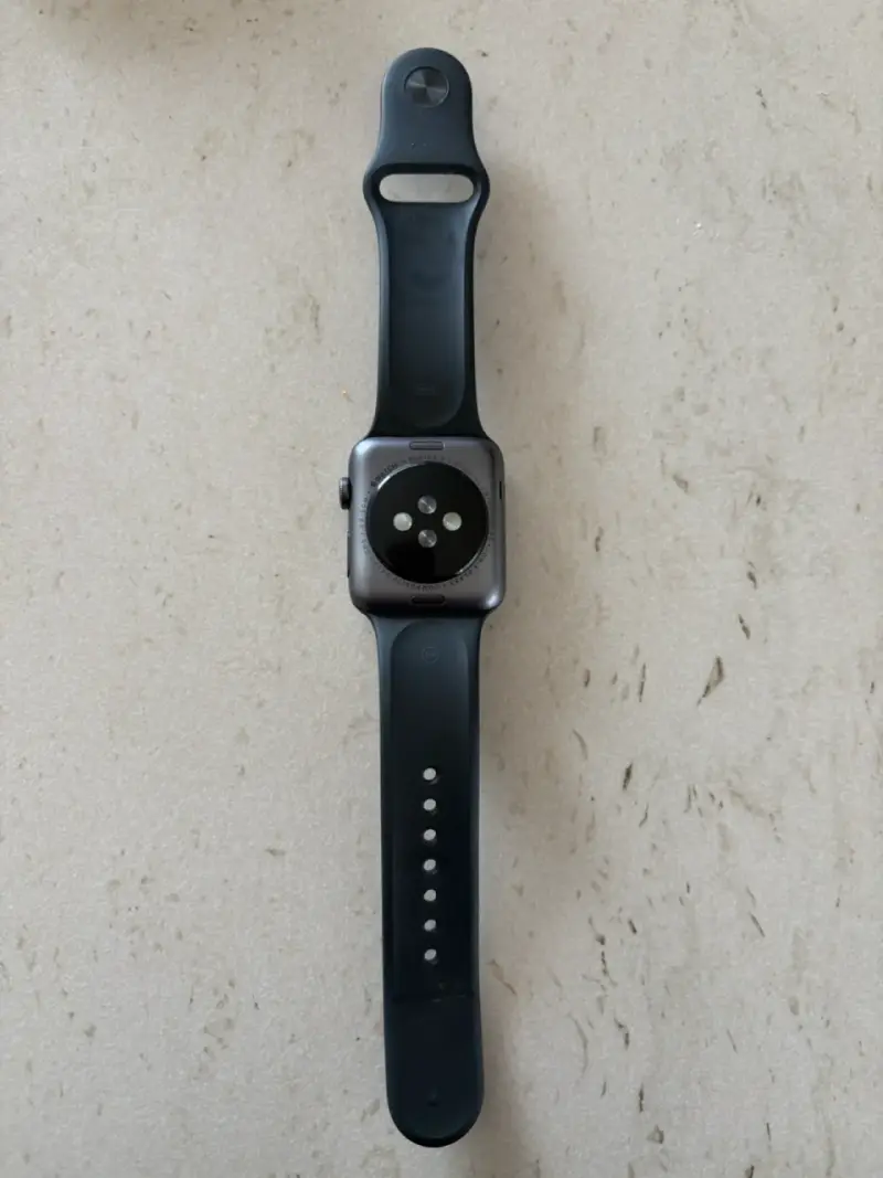 Reloj inteligente negro con correa deportiva - 2