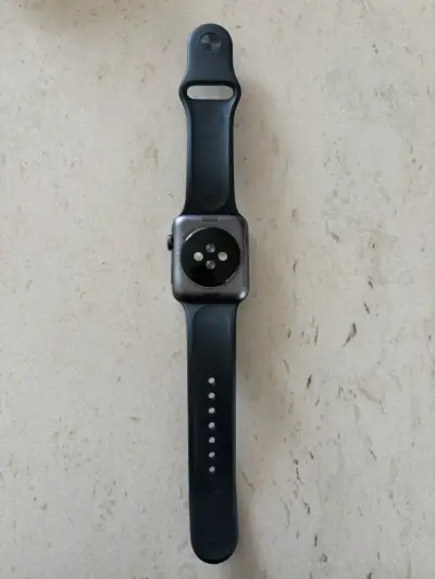 Reloj inteligente negro con correa deportiva - miniatura 2