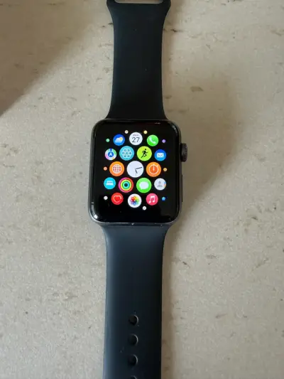 Reloj inteligente negro con correa deportiva - miniatura 3