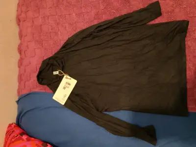 Polera negra de manga larga con cuello alto - miniatura 1