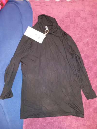 Polera negra de manga larga con cuello alto - miniatura 2