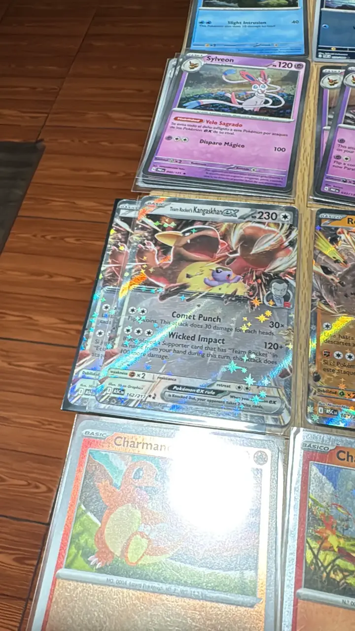 Carta Pokémon Mega Lucario EX en funda protectora