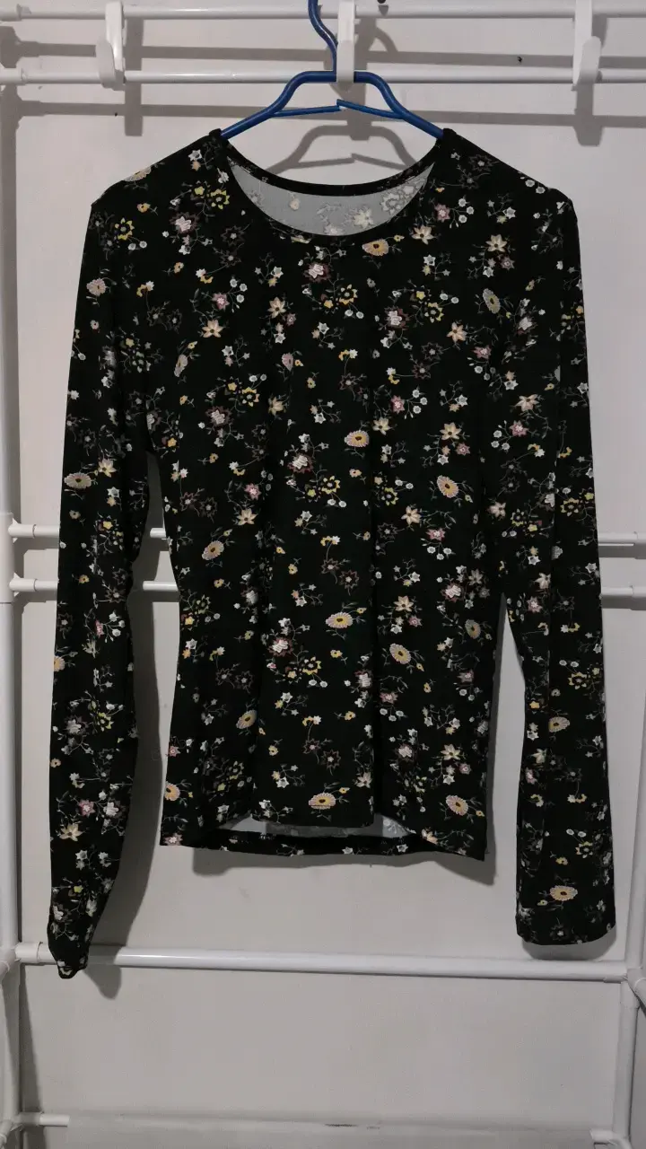 Polera manga larga floral negra - 1