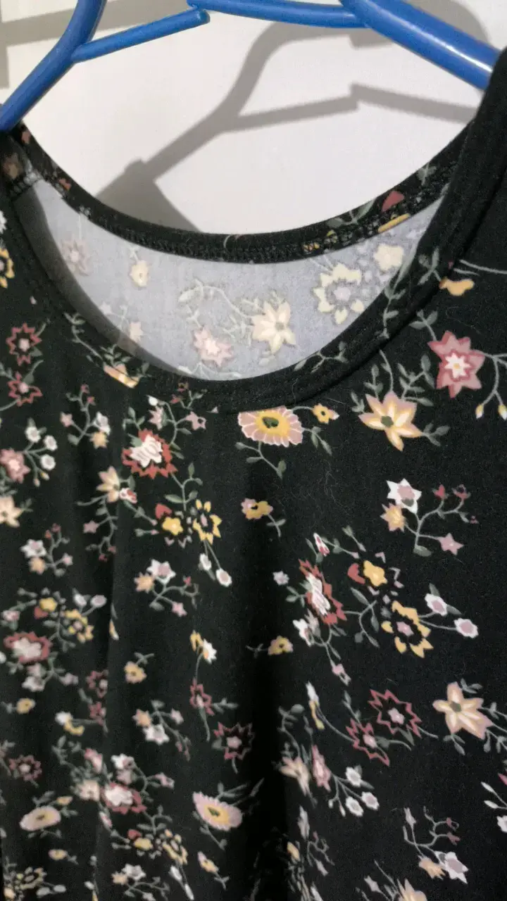Polera manga larga floral negra - 2