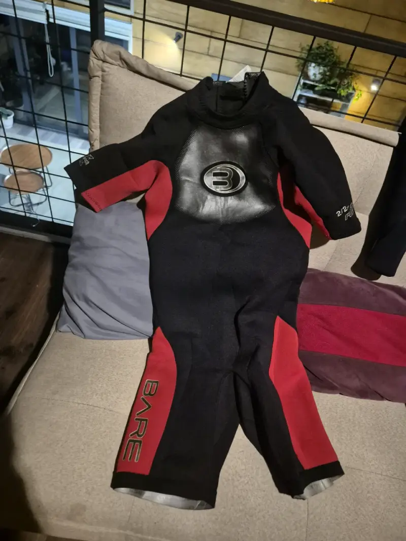 Traje de Neopreno Bare para Buceo Negro y Rojo