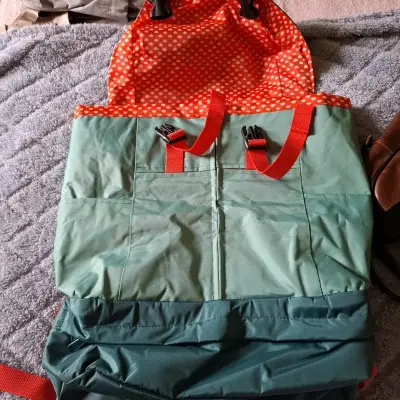 Mochila pañaleraverde con interior rojo de lunares - miniatura 1