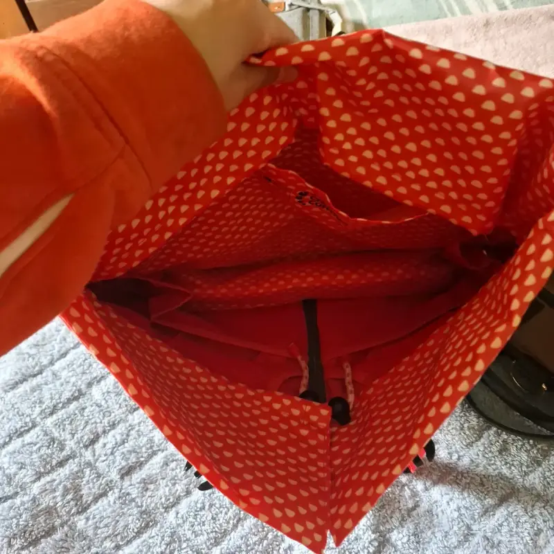 Mochila pañaleraverde con interior rojo de lunares - 2