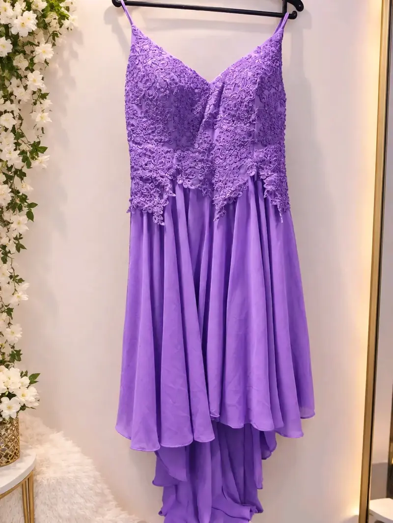 Vestido de fiesta lila con encaje