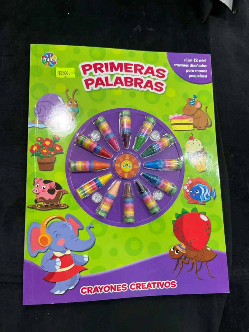 Libro de actividades Primeras Palabras con crayones