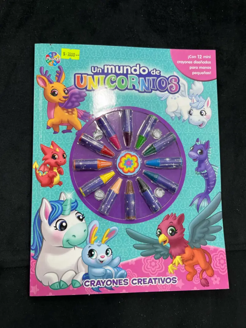 Libro de colorear Un Mundo de Unicornios con crayones