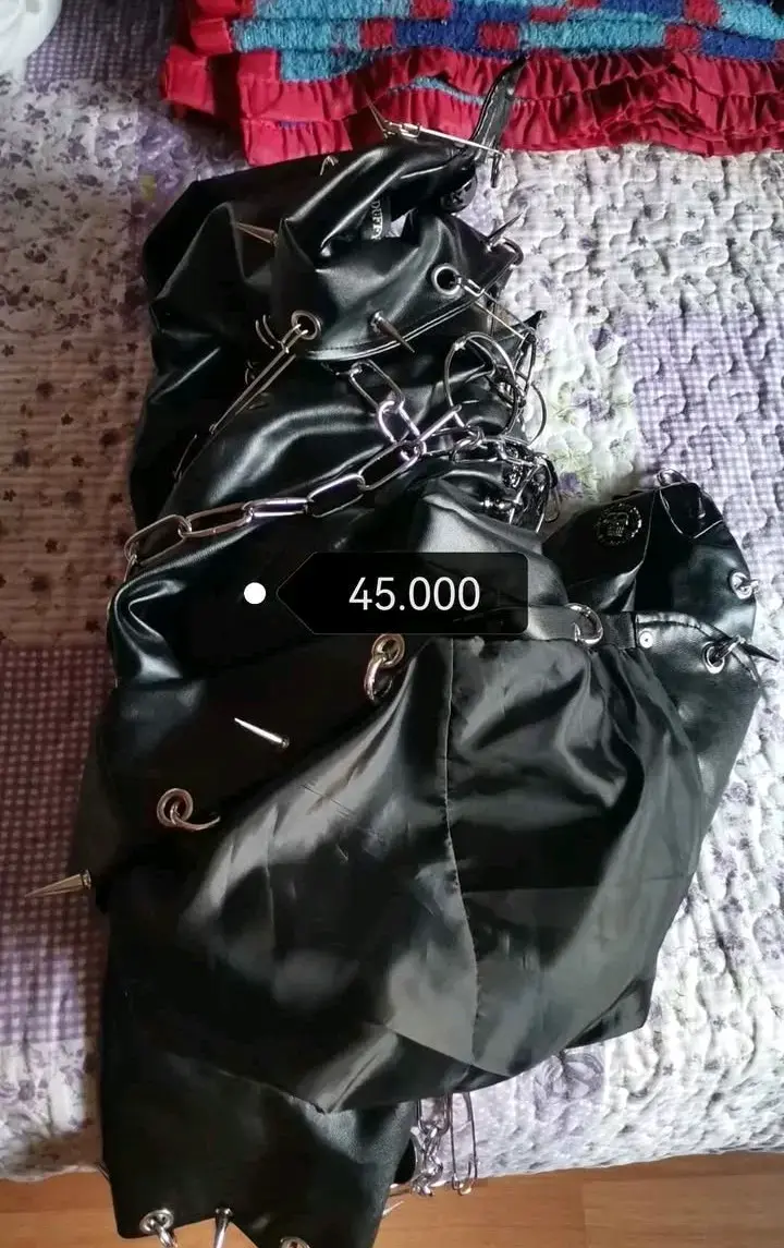Chaqueta de cuero negra con cadenas y tachuelas - 1