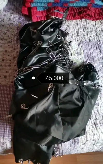 Chaqueta de cuero negra con cadenas y tachuelas - miniatura 1