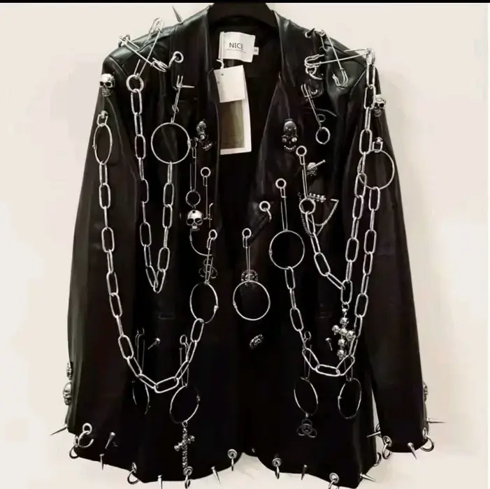Chaqueta de cuero negra con cadenas y tachuelas - 2