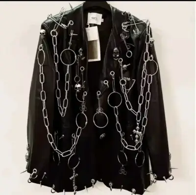 Chaqueta de cuero negra con cadenas y tachuelas - miniatura 2