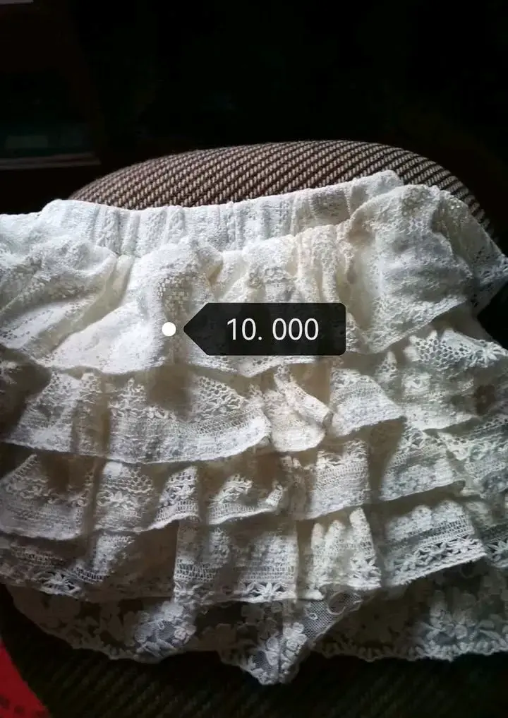 Falda de encaje blanco con volantes
