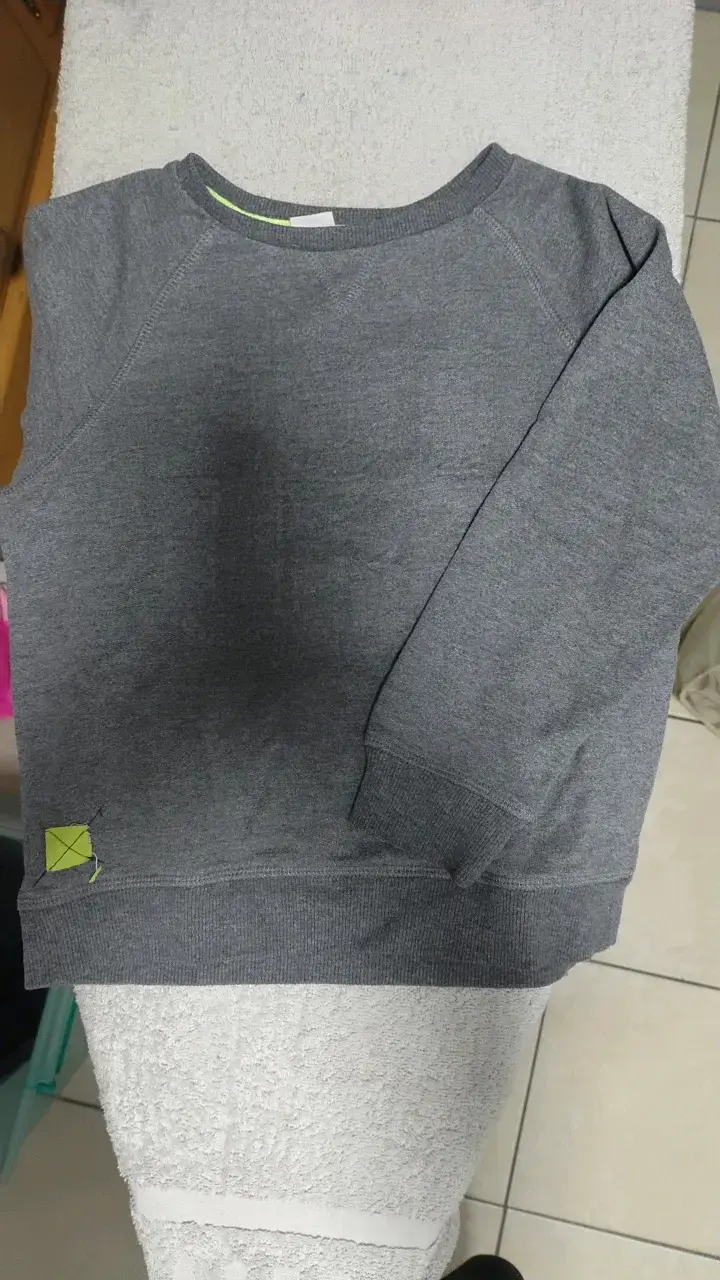 Polerón gris para niño en buen estado