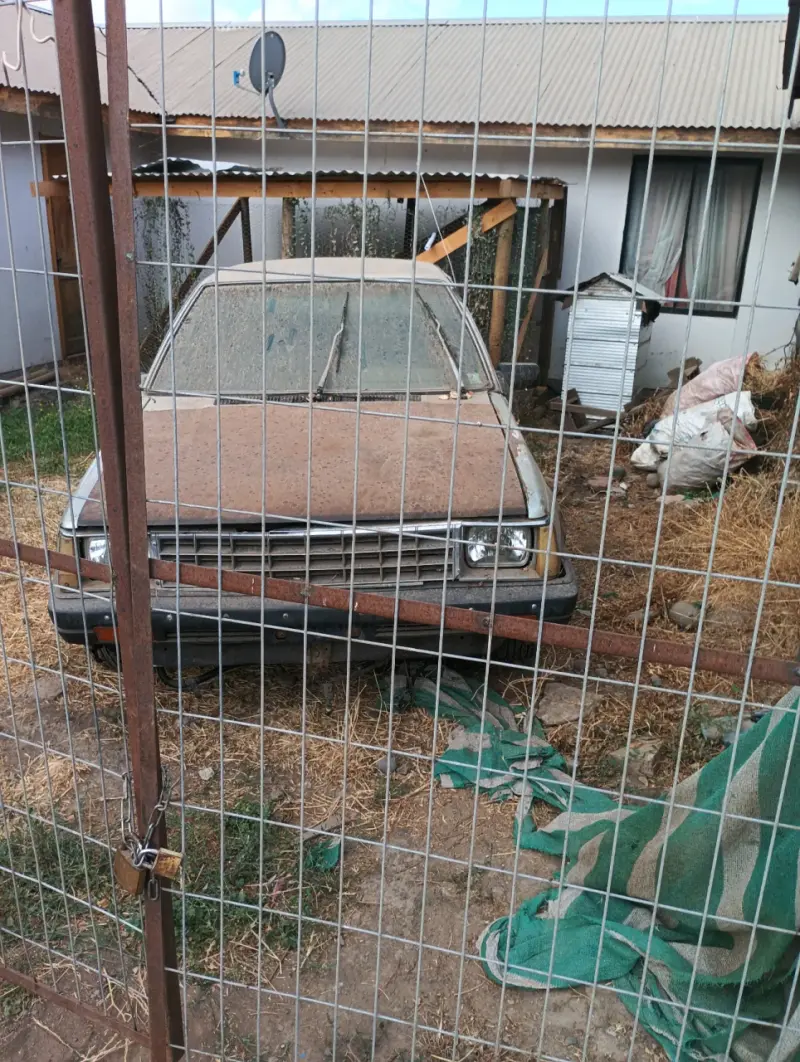Auto antiguo para restauración o repuestos