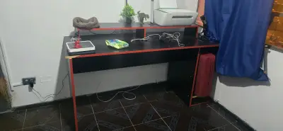 Escritorio Gamer  negro con detalles rojos - miniatura 1