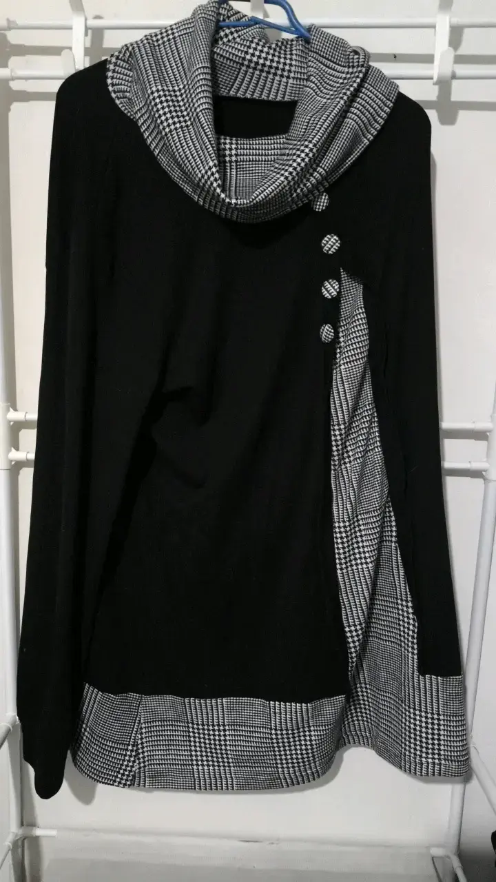 Suéter negro con cuello alto y botones decorativos - 1