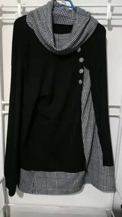 Suéter negro con cuello alto y botones decorativos - miniatura 1