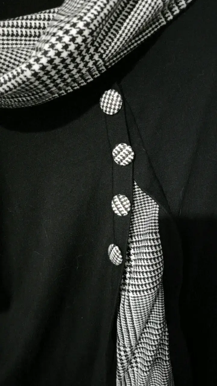 Suéter negro con cuello alto y botones decorativos - 3
