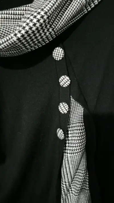 Suéter negro con cuello alto y botones decorativos - miniatura 3