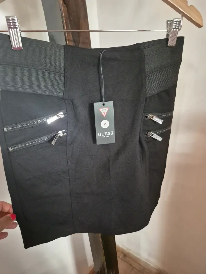Falda corta negra Guess con cierres decorativos - 3