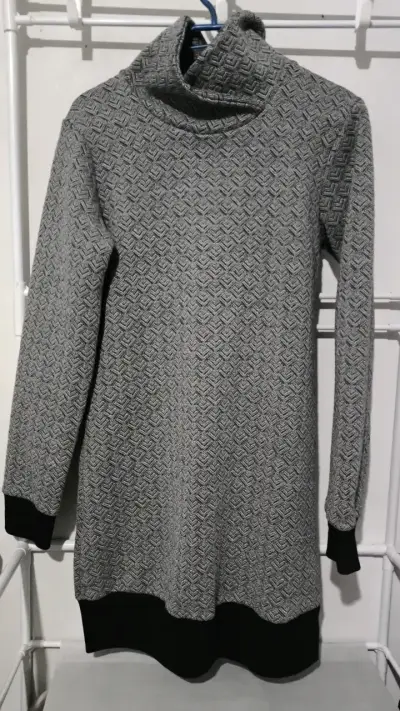 Vestido de punto gris con cuello alto - miniatura 1