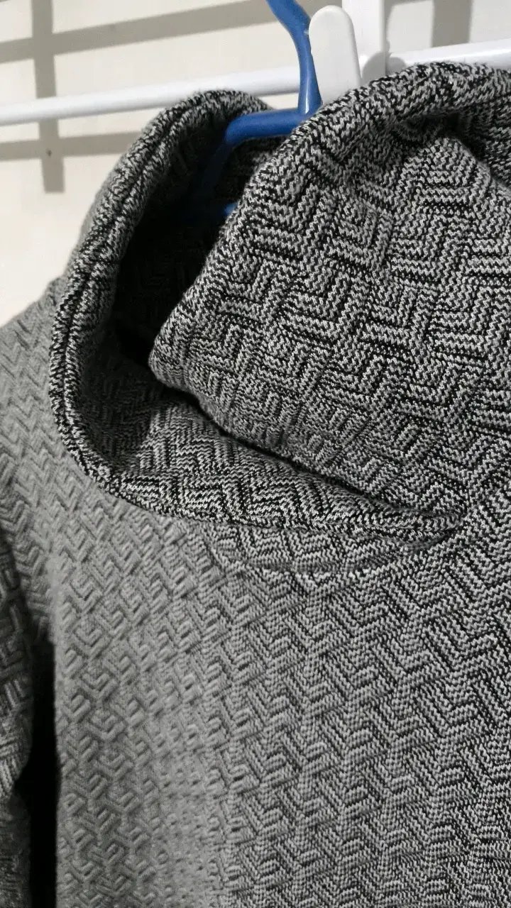Vestido de punto gris con cuello alto - 2